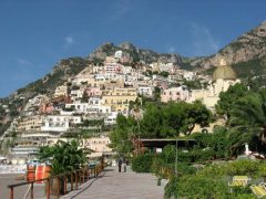 Positano har en fin strandpromande, rett ved middelalder-kirken Santa Maria Assunta, fra kanskje så tidlig som 900-tallet