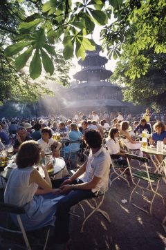 Biergarten Chinesischer Turm,i parken Englischer Garten, Altstadt, München, Bayern, Sør-Tyskland, Tyskland