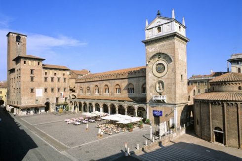 Palazzo del Podestà, Palazzo della Ragione, Rotunda di San Lorenzo, Piazza dell'Erbe, Mantova, Lombardia, Nord-Italia, Italia 