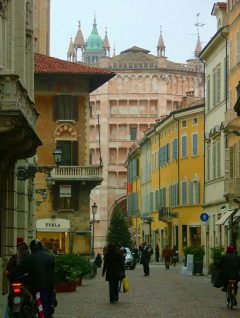 Via Pisacane rett ved Piazza del Duomo, Parma, Emilia Romagna, Nord-Italia, Italia 