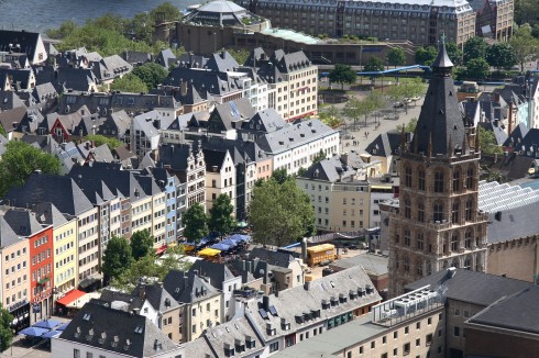 Altstadt med tårnet til det gotiske rådhuset fra 1330 i forgrunnen, Köln, Nordrhein-Westfalen, Vest-Tyskland, Tyskland