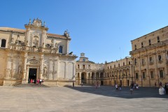 Piazza del Duomo med domkriken, bispepalasset og presteskolen, Lecce, Puglia, Sør-Italia, Italia