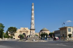 Piazetta di Arche del Trionfo med Porta Napoli og obelisken, Lecce, Puglia, Sør-Italia, Italia