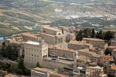 Piazza delle Libertà med Palazzo Publico til venstre, San Marino, Emilia Romagna og Marche og Abruzzo, Midt,-Italia, Italia