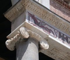 portico'en til Terracinas Duomo, siciliansk-normannisk frise, Terracina, Lazio, Midt-Italia, Italia