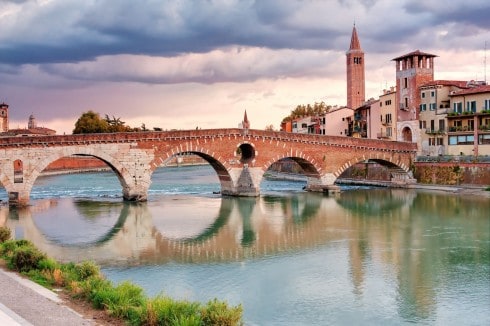 Verona, Ponte Pietra, Arena, Piazza delle Erbe, Piazza Signori, Piazza Bra, Unescos liste over Verdensarven, romerriket, antikken, historiske bydeler, gamlebyen, Veneto, Nord-Italia, Italia