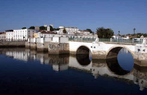 Romersk bro i Tavira, Algarvekysten, Sør-Portugal, Portugal