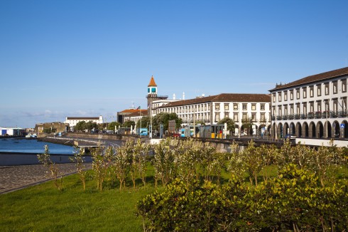 Fra havnepromenaden i Ponta Delgada på øya Sao Miguel, som tilhører Azorene