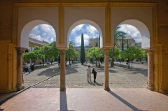 Cordoba, Patio de los Naranjos,katedral-moskéen La Mezquita, Guadalquivir, Al-Zahra, Unescos liste over Verdensarven, historisk bydel, gamleby, Andalucia, Spania