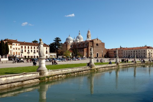 Basilica Santa Giustina sett fra vannpark-anlegget Prato del Valle, Padova, Piazza delle Erbe, Piazza delle Frutti, Unescos liste over Verdensarven, romerriket, antikken, historiske bydeler, gamlebyen, Veneto, Nord-Italia, Italia