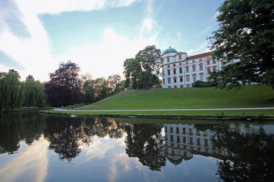 Schloss Celle ligger vakkert til, delvis omgitt av vann. Foto: Tourismus und Stadtmarketing Celle GmbH