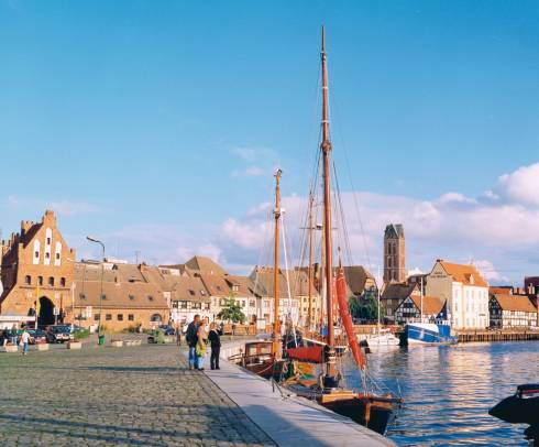 Alter Hafen med byporten Wassertor, Wismar, Østersjøen, Ostsee, Gamlebyen, Altstadt, Hansestadt Wismar, Mecklenburg Vorpommern, Nord-Tyskland