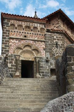 Le Puy en Velay, Chapel de St Michel d'Aguilhe, pilegrimsmål, romansk arkitektur, tidlig middelalder, tidlig kristendom, sort madonna, klosterhage, Unescos liste over Verdensarven, Massif Central, Sør-Frankrike