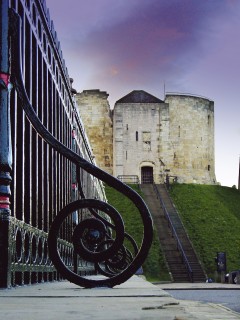 Clifford's Tower, York, Yorkshire, middelalder, katedral, The York Minster, vikinger, vikingtid, romere, romertid, Konstantin den Store, angelsaksere, England, Storbritannia