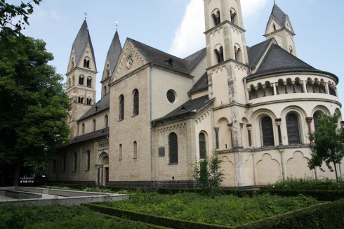 Basilika St. Kastor ble innviet i år 832 og benyttet som forhandlingssted av Karl den stores barnebarn da riket skulle deles i tre. Foto: © reisdit.no