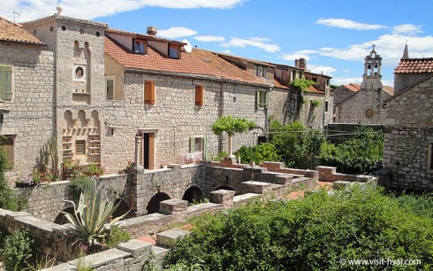 Hvar, Stari Grad, Unescos liste over Verdensarven, romertid, grekere, Pharos, Venezia, venetiansk, kirker, middelalder, arkitektur, gotikk, renessanse, oldtidskirker, Makarska-kysten, Kroatia 