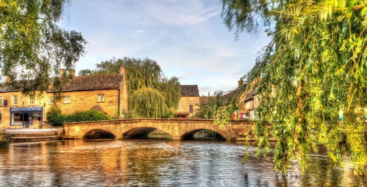 Så flott kan Burton-on-the-Water ta seg ut. Foto: © Cotswold.com