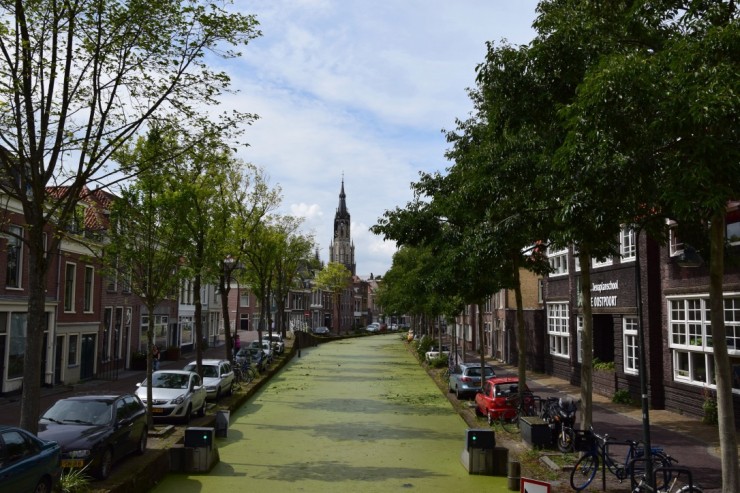 Kanal med tårnet til Nieuwe Kerk i bakgrunnen. Foto: © ReisDit.no