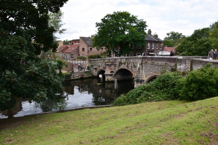 Den gamle Bishop Bridge fra middelalderen leder over River Wensum. Foto: © ReisDit.no