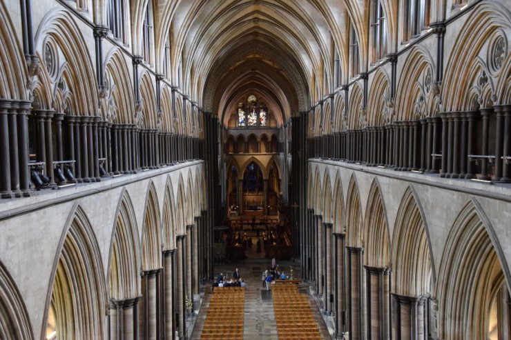 Salisbury Cathedral sett fra vestverket i den enorme bygningen. Foto: © ReisDit.no