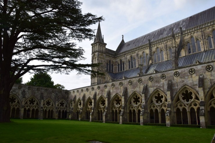 Salisbury Cathedral med den store klosterrundgangen. Foto: © ReisDit.no