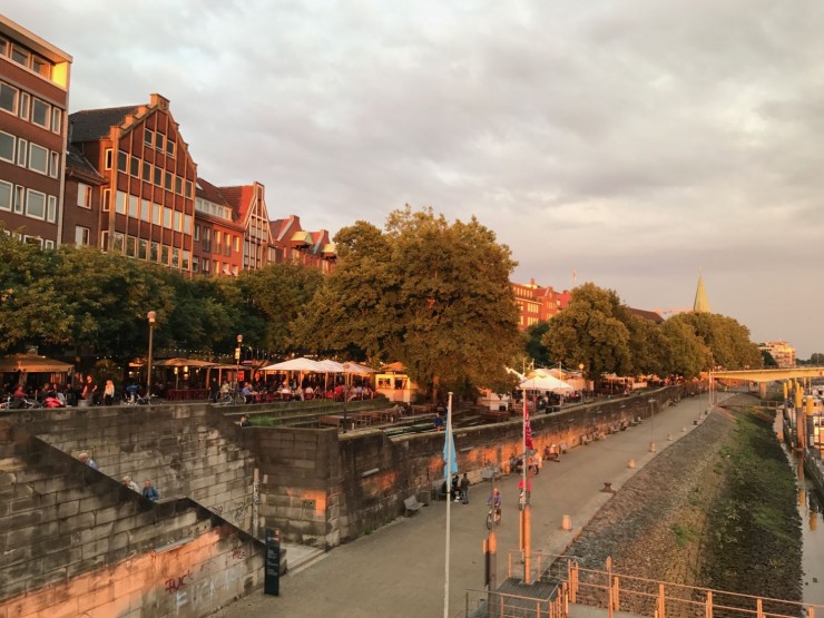 Fra elvepromenaden langs Weser, der det finnes en mengde trivelige uteserveringer. Foto: © ReisDit.no