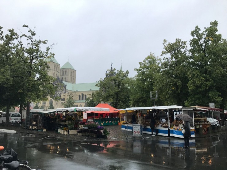 Dessverre regnet det på markedsdagen i Münster, men kundene kom likevel. Foto: © ReisDit.no