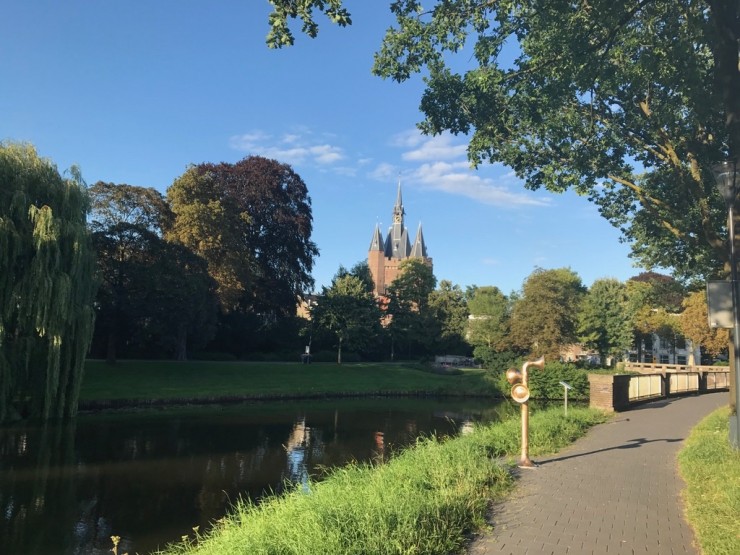 Zwolles historiske senter ligger til venstre, innenfor vollgravene. Byporten Sassenpoort fra middelalderen i bakgrunnen. Foto: © ReisDit.no