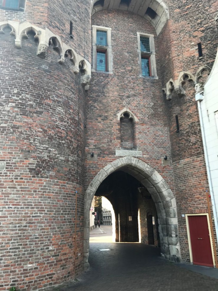 Sassenpoort, hvor mang en fremmed har passert med hjertet i halsen. Foto: © ReisDit.no