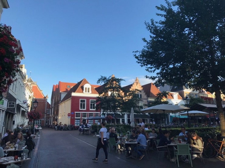 Fra møteplassen Niuwe Markt hvor det ligger mange hyggelige serveringssteder. Foto: © ReisDit.no