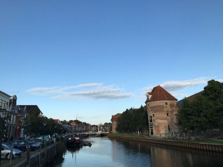 Hele gamlebyen i Zwolle er omgitt av vann - her et tårn fra middelalderens bymurer ved havnen. Foto: © ReisDit.no