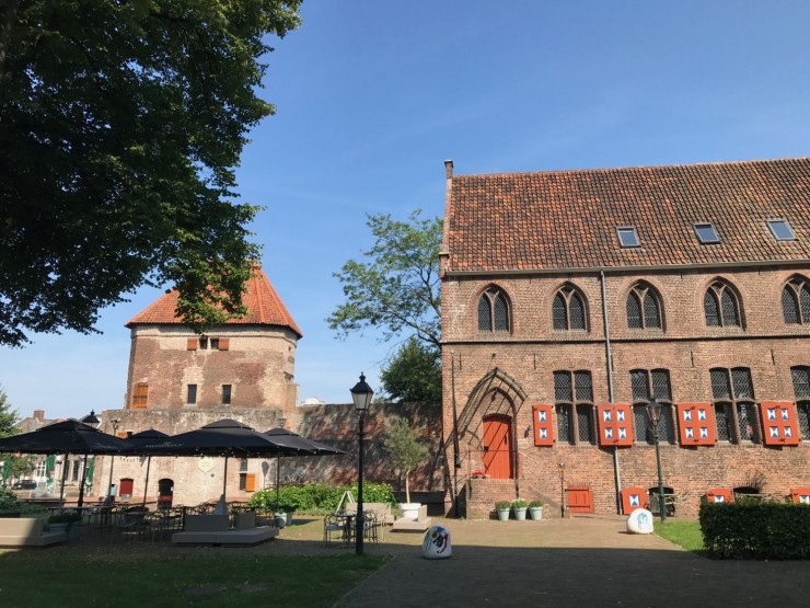 Bygningen til høyre er et tidligere kloster hvor i dag hotellet og restauranten Librije holder til - her finner du dessuten en diger bokhandel. Til venstre vakttårnet ved vollgraven. Foto: © ReisDit.no