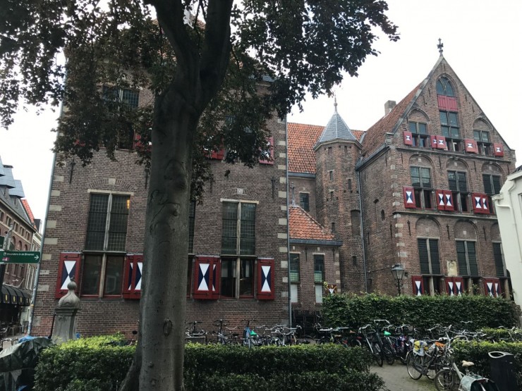 Et kloster fra middelalderen som i dag huser ulike virksomheter. Foto: © ReisDit.no