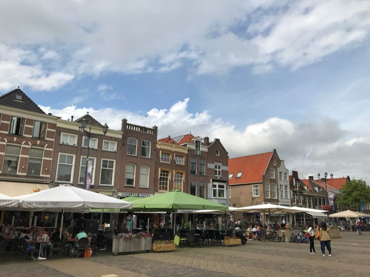 Markt er plassen alle i Delft besøker, så her er det mye å velge mellom. Foto: © ReisDit.no