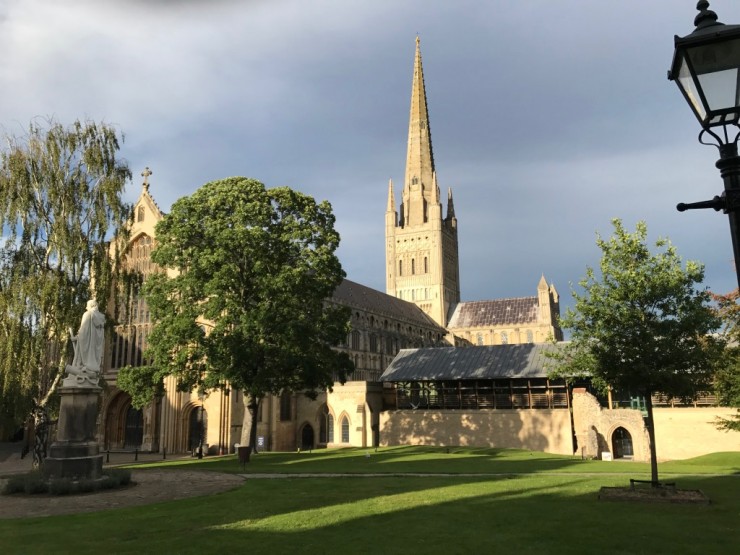 Norwich Cathedral med sitt karakteristiske tårn - Englands nest høyeste. Foto: © ReisDit.no