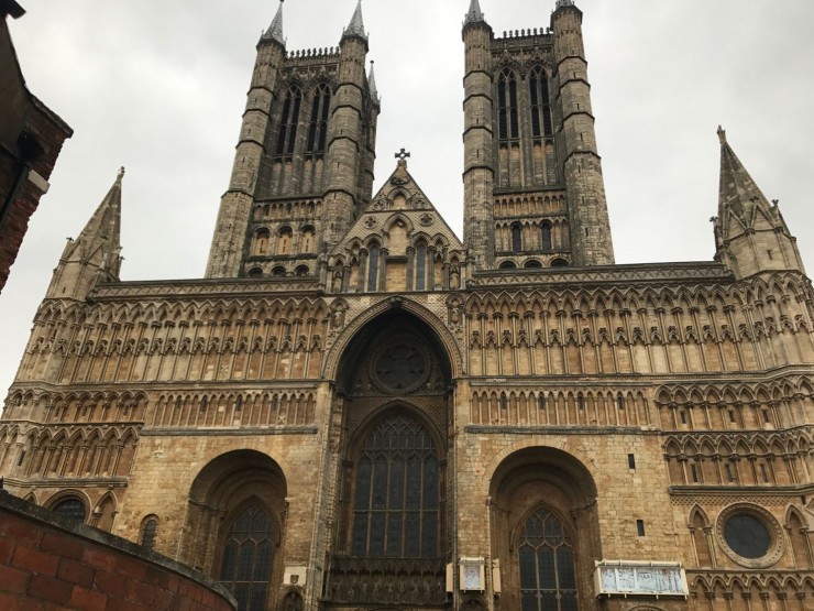 Lincoln Cathedral med sin massive og praktfullt dekorerte vestfasade. Foto: © ReisDit.no