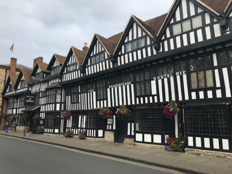 The Shakespeare Hostelerie - en flott Tudorhus som i dag har fått navn etter Shakespeare, som så mye annet i Stratford. Foto: © ReisDit.no