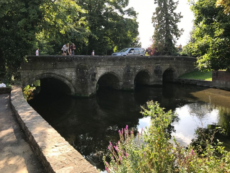 Middelalderbroen Crane Bridge, som krysser River Avon. Foto: © ReisDit.no