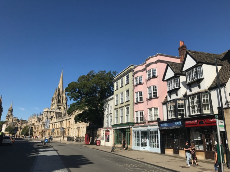 Oxfords hovedgate High Street med tårnet St. Mary the Virgin i bakgrunnen. Foto: © ReisDit.no