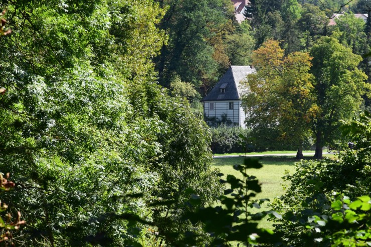 Goethes sommerhus - Gartenhaus - kan skimtes i Park an der Ilm. Foto: © ReisDit.no