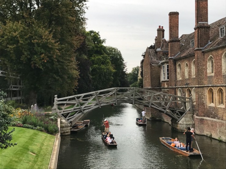 Punting under Mathematical Bridge, som tilhører Queen's College. Foto: © ReisDit.no