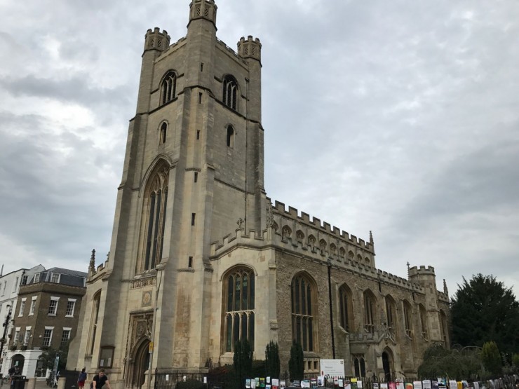 Great St. Mary's Church ligger vis-à-vis King's College Chapel. Foto: © ReisDit.no