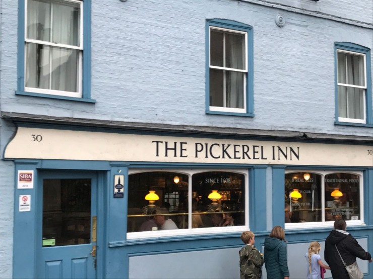 Puben The Pickerel Inn ligger ved Magdalene Bridge. Foto: © ReisDit.no