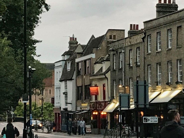 Puber i England serverer god mat til en rimelig penge. Her fra Bridge Street. Foto: © ReisDit.no