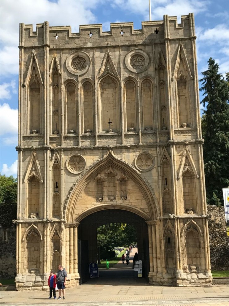 Bury St. Edmunds imponerende Abbey Gate. Foto: © ReisDit.no