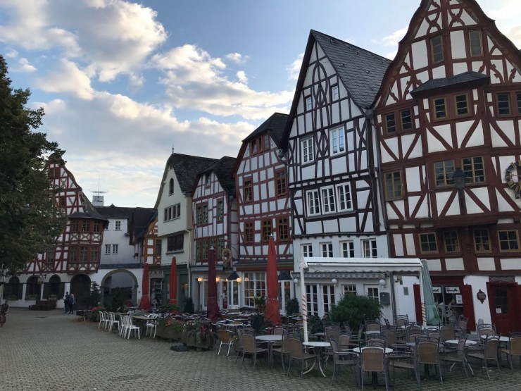 Det er trivelig på Kornmarkt i Limburg an der Lahn. Foto: © ReisDit.no