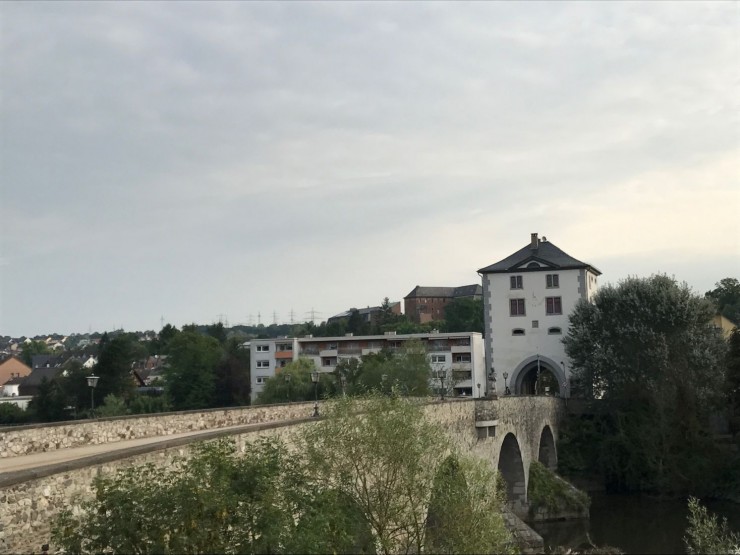 Utsikt fra hotellrommet - Alte Lahnbrücke fra middelalderen. Foto: © ReisDit.no