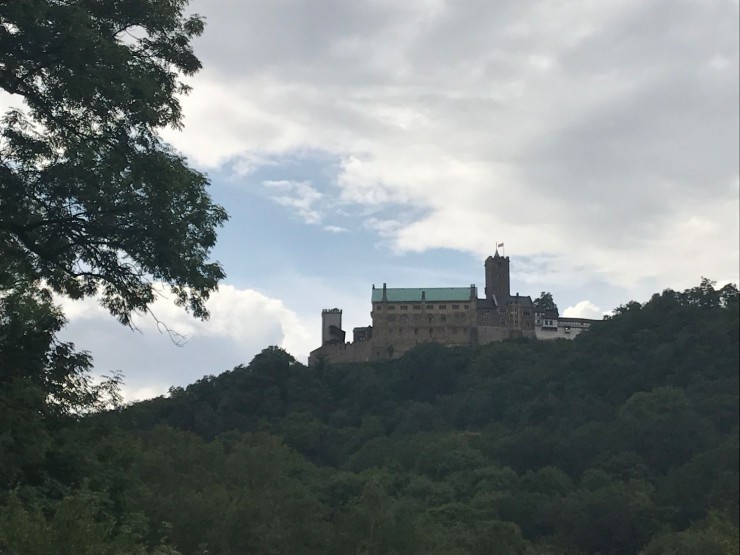 Borgen Wartburg ligger øverst på en skogkledd åsrygg rett utenfor sentrum av Eisenach. Foto: © ReisDit.no