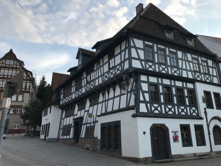 Lutherhaus ligger ovenfor Marktplatz i Eisenach. Foto: © ReisDit.no