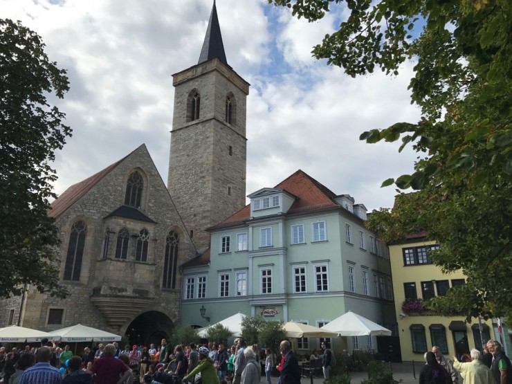 Det livlige og hyggelige Wenigemarkt med portalen til Krämerbrücke under kirken. Foto: © ReisDit.no